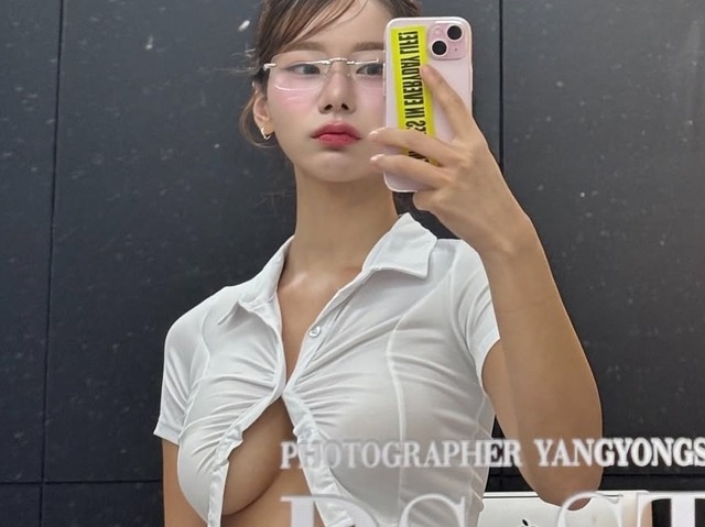 「なんでズボン履いてないの!?」韓国女性芸人が“あられもない”姿に…知的な大胆スタイルに反響続々【PHOTO】