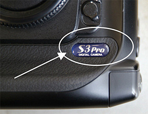 　富士写真フイルムは、デジタル一眼レフカメラ「FinePix S3 Pro」の内蔵バッファメモリ容量を従来比2倍の256Mバイトにした「FinePix S3 Pro メモリー増設タイプ」を9月22日に発売する。実売予想価格は28万円前後。