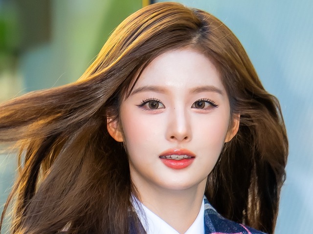 NMIXX・ソリュン、“ピチッ”とスキニーで視線独占！非現実的な美貌で街をランウェイに【PHOTO】