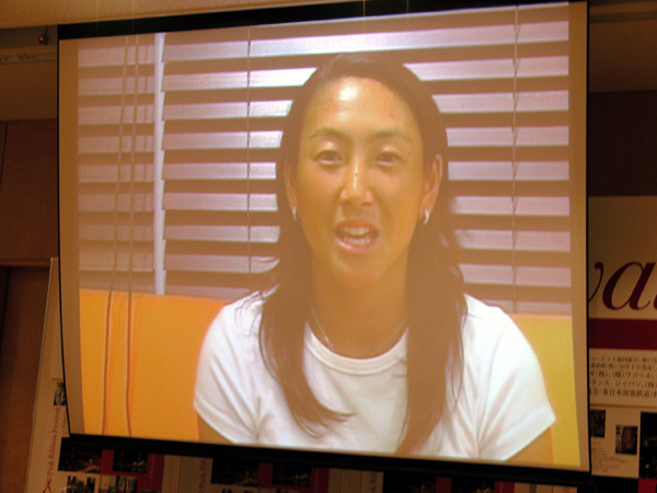 CHINA OPEN出場のため会見を欠席した杉山愛さんはビデオメッセージで参加。年会を通じ、勝ち試合数×1万円を日本対がん協会「乳がんをなくす　ほほえみ基金」に寄付すると発表