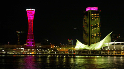 2004年のライトアップの模様、ピンク色に神戸ポートタワー