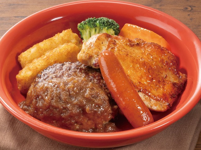 ビーフ100%粗挽き肉厚ステーキ風ハンバーグミックスグリル　899円～999円（税込989円～1,099円）