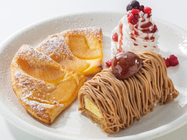マロンのしぼりたてモンブランと焼きたてりんごパイ　718円（税込790円）