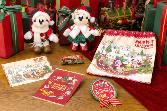 ミッキーマウスと仲間たちがデザインされたグッズ©Disney