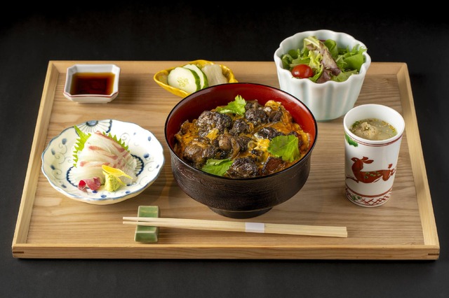 地鶏の親子丼【黒】お刺身付き 1,100円(税込)