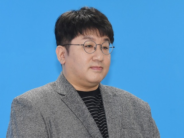 BTS事務所のトップ、14時間にわたる警察調査を終えて帰宅　帰り際は報道陣の質問に完全沈黙