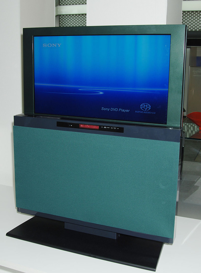 32V型液晶テレビとDVDシアターシステムを一体化（参考出品）。テレビ視聴時は、フロントユニットが下にスライドする