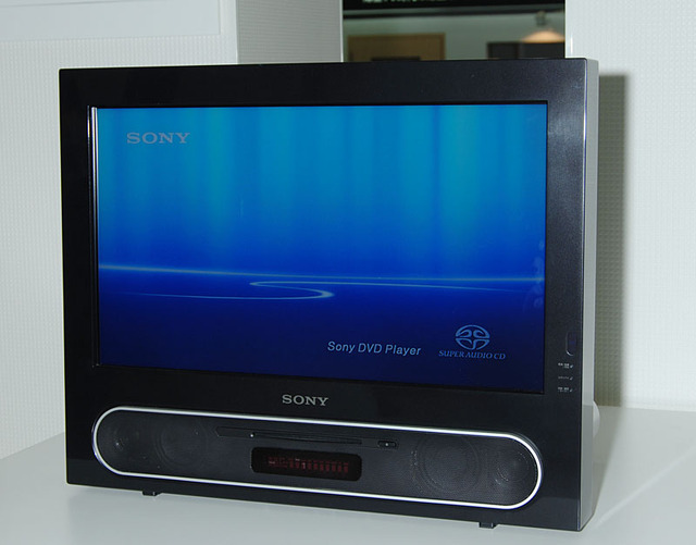 DVDプレーヤー一体型の23V型液晶テレビ（参考出品）