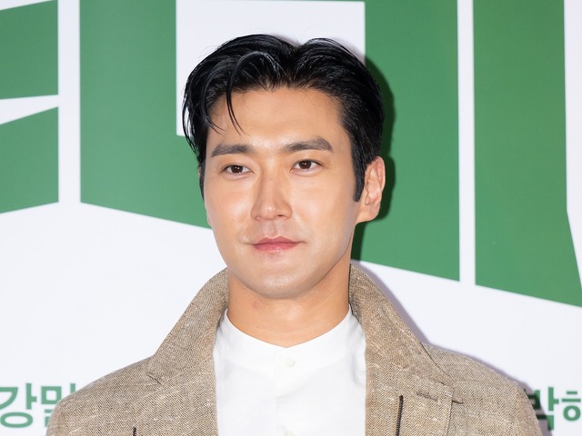 銃撃を受け死亡したカーク氏を追悼し…グループ脱退まで要求されたSUPER JUNIOR・シウォン、心境明かす