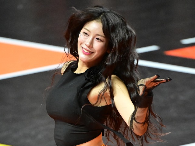「スレンダーなのに素晴らしい…」韓国プロ野球チア、大胆スイムウェア姿で圧巻プロポーション堂々披露【PHOTO】
