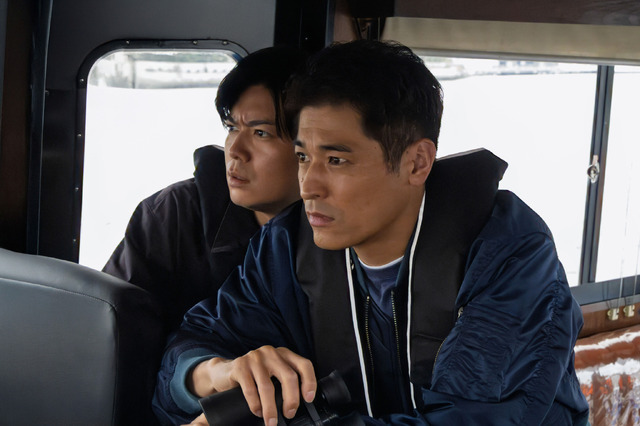 左から）加藤シゲアキ、佐藤隆太（C）吉川英梨／講談社 （C）フジテレビ