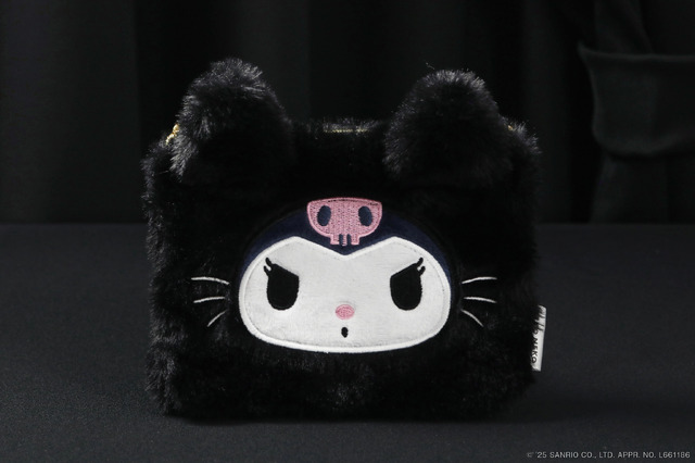 クロミの黒ねこファーポーチ（ブラウにゃー2個入）　1,500円（税込）© 2025 SANRIO CO., LTD. APPROVAL NO. L661186