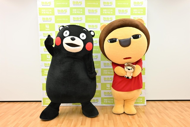 サムズアップするくまモン(左)、らじおんチャンのぬいぐるみを抱えるらいよんチャン(右)©2010 熊本県くまモン©MBS