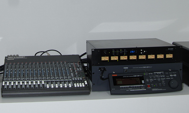 マルチチャンネル汎用ミキサー（左）、1ビット8チャンネルAD/DAコンバータ「AD-X1000」（右上）、マルチトラックデジタルレコーダー（右下）