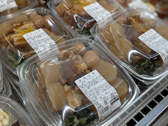 角煮大根が陳列されたデリカコーナー　撮影＠渡邉