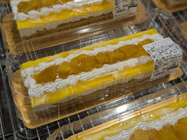 マンゴークランチヨーグルトケーキが陳列されたスイーツコーナー　撮影＠渡邉