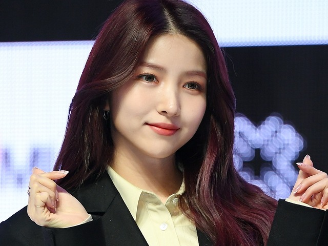 アイドル時代は“ナチス連想ショット”で議論となったGFRIEND出身キム・ソウォン、新しい所属事務所と契約