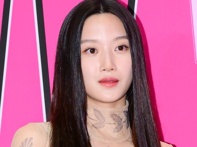 三度目の“インナーウェア”ルック　豹柄コートに隠された艶やかな肉体　またも視線を奪う大胆スタイル【PHOTO】