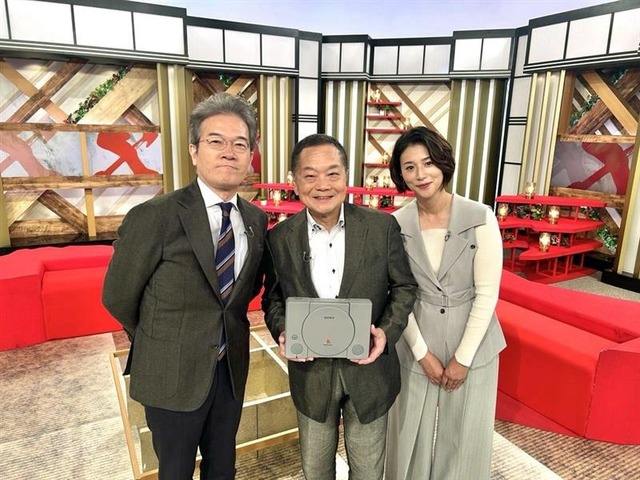 MC２人と開発リーダー・久夛良木健(くたらぎ・けん)さん『新プロジェクトX～挑戦者たち～』（C）NHK