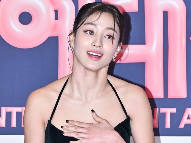 ブラトップが丸見え…TWICE・ジヒョ、“スケスケ大胆衣装”で溢れるボリューム感「えぐいって」【PHOTO】