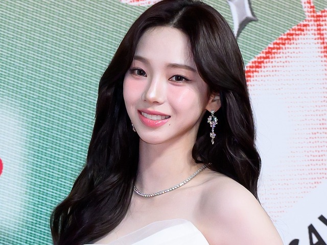 「ありえない…」aespa・カリナ、胸元開いた“ピチッと”タンクトップで際立つグラマラス体型【PHOTO】