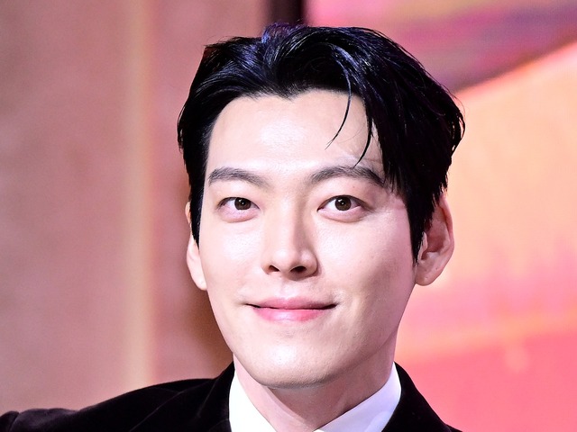 俳優キム・ウビン、特別なファンサービスで虜に！ハグや10秒アイコンタクトにキュン