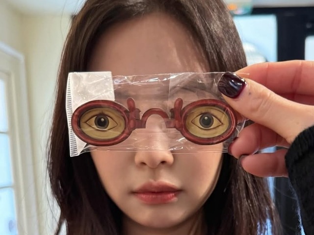 「すっぴんもめちゃくちゃ綺麗!」BLACKPINK・ジェニー、パリでおちゃめな魅力が炸裂【PHOTO】
