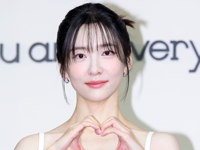 ソファに寝そべる写真に“男性の影”が写り込み…女優パク・ジヒョンに熱愛説浮上、事務所がコメント
