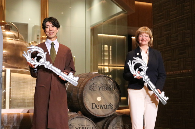 サッポロビール株式会社 ヱビスブランド Chief Experience Brewer 有友亮太氏（左）とデュワーズ マスターブレンダー ステファニー・マクラウド氏（右）【撮影／小松暁子】