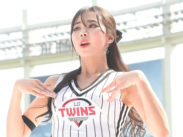”そこ”に目が行くキケンな前屈みポーズ…韓国チアガール、美貌に釘付けの大胆キャミ衣装「ホンモノの女神では？」【PHOTO】