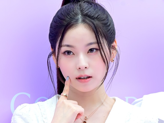 NMIXXの“末っ子”ギュジン、“紐ワンピ”着てしゃがむ上目遣いSHOTに悶絶…色白肌にも注目【PHOTO】