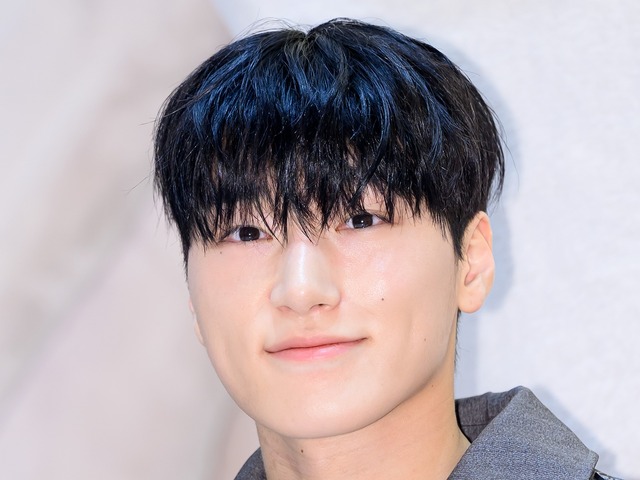 来日SHOTも！ATEEZ・サン、“爆イケ”アイドルからオフは恋人感満載に「ときめきでAEDになれる」【PHOTO】