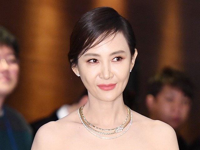 これが“アラ還”の美脚か…!?　網タイツで妖艶さに磨きがかかった韓国熟女優の色気に注目【PHOTO】