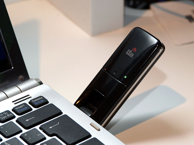 昨年末にストックホルムでTeliaSoneraが開始したLTEサービスと同条件の通信デモ。USBモデム型の端末は実際に販売されているもの