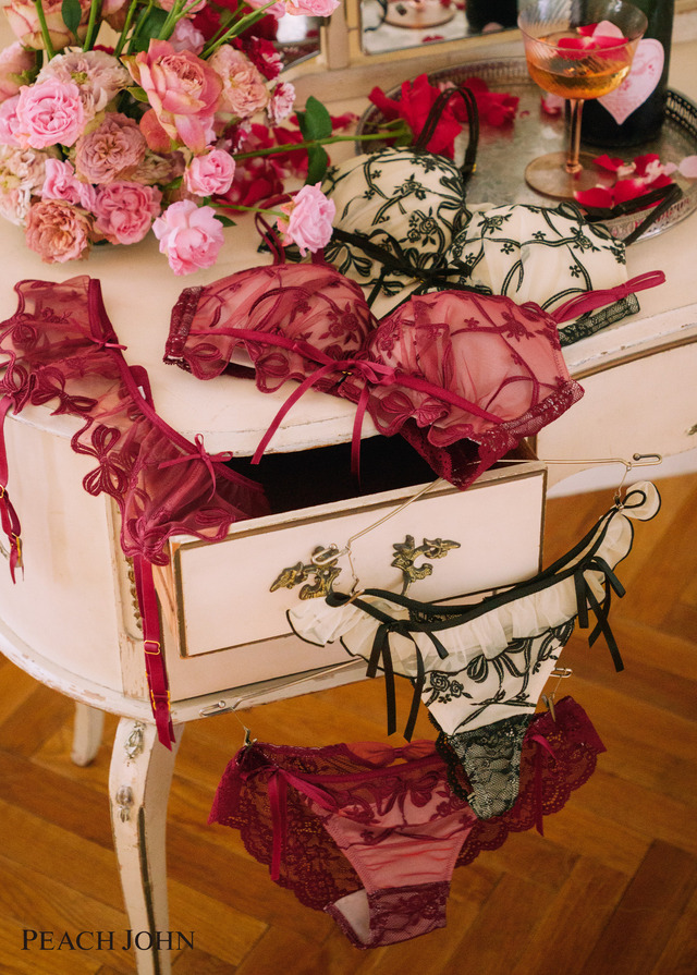 リボンモチーフフロントホックノンワイヤーブラ／カラー：レッド・ブラック（全2色）