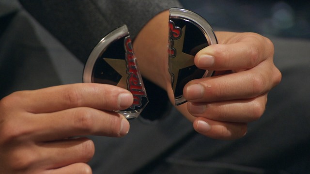 「別府ひき逃げ殺人事件」で車に衝突されたときに割れた弘樹さんのバイク・エンブレム（C）NHK