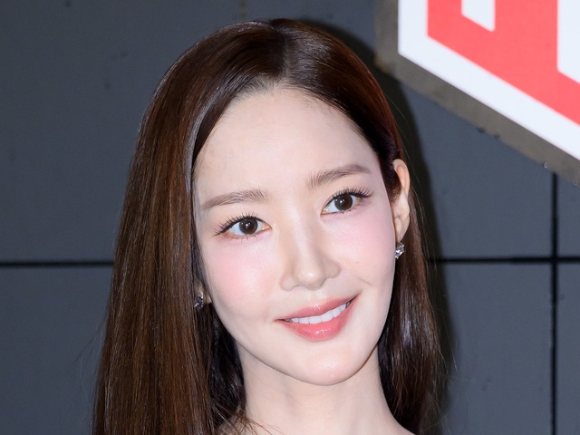 女優パク・ミニョン、愛らしさたっぷりな姿で日本に出国！パステルコートで見せた優雅な美しさ【独自写真】