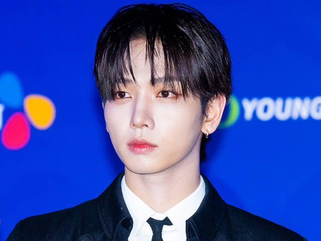 BOYNEXTDOOR・ジェヒョン、“メガネ×スーツ”姿で放つクールな雰囲気にキュン「その表情は反則です…！」【PHOTO】