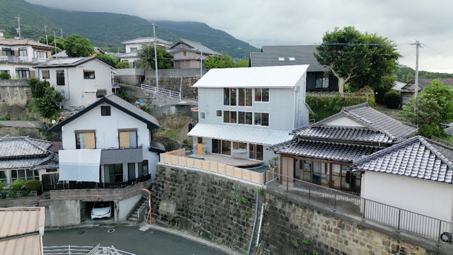 高さ5メートルもある擁壁（ようへき）の上に３階建ての家が建っている＠MBS