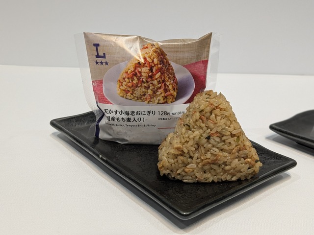 天かす小海老おにぎり（もち麦入り）＠撮影：渡邉