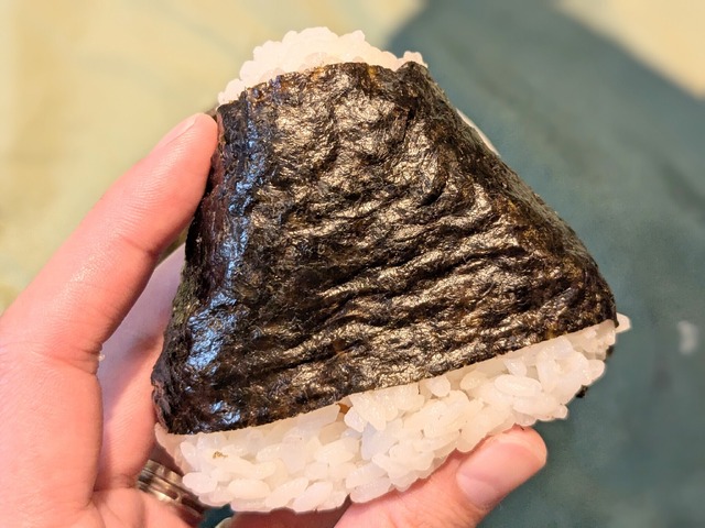 プレミアムおにぎり 紅鮭ほぐし（柚子胡椒仕立て）＠撮影：渡邉