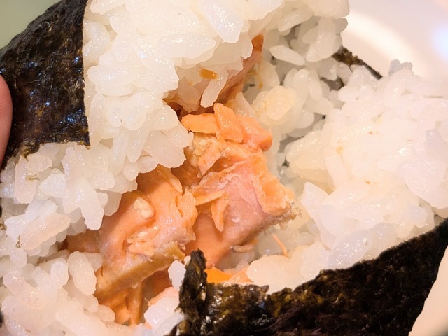 プレミアムおにぎり 紅鮭ほぐし（柚子胡椒仕立て）＠撮影：渡邉