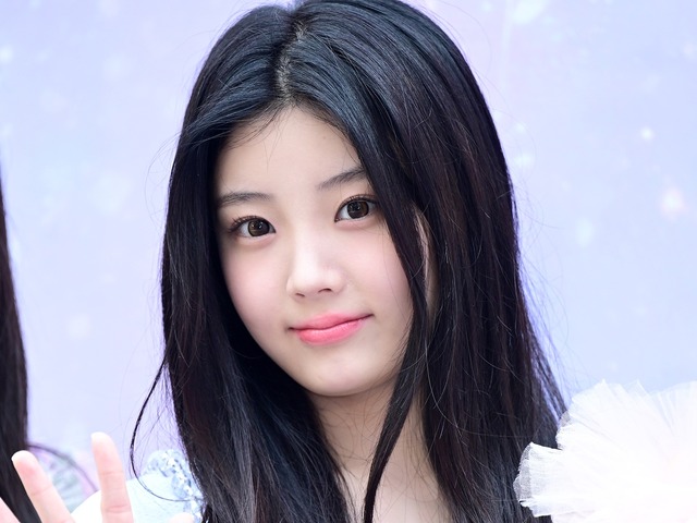 「透明感えぐい」ILLIT・ウォンヒ、“毛穴ゼロ”の美肌が輝く至近距離SHOTに反響！【PHOTO】