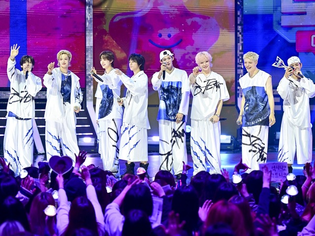 &TEAM、韓国音楽番組で“2冠”の快挙！爆発的な人気で韓国デビュー直後から快進撃続く「夢のよう」