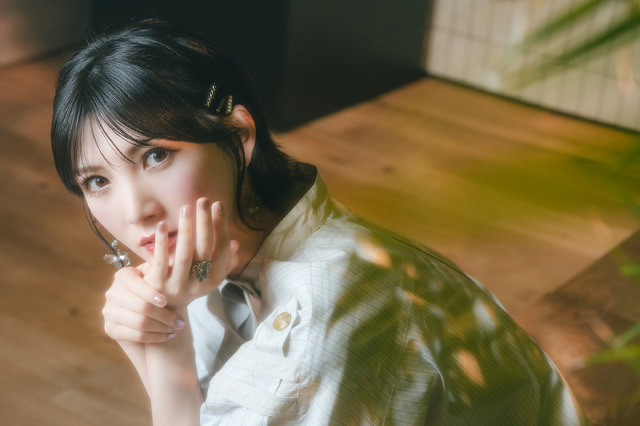 上海でのコンサート、自身のバースデーライブも終え、バースデーライブではサポートギタリストの瀬川千鶴さんに教えてもらったというギターの弾き語りも披露した。【撮影：時枝七奈】