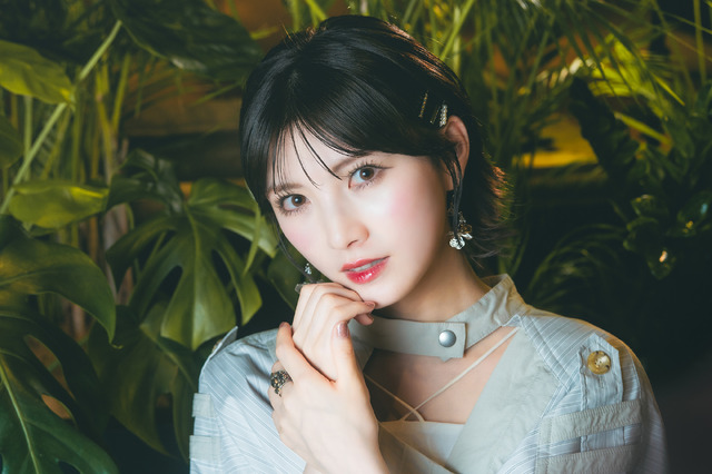 「アニメのタイアップ曲を歌ってみたい！」というほどのアニメ好き。新しいアルバムにはアニメのテーマソングを彷彿とさせる楽曲も収録されている。【撮影：時枝七奈】