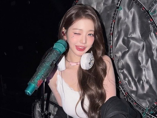 IVE・ウォニョン、「軍服」「韓服」の次はタンクトップDJに変身【PHOTO】