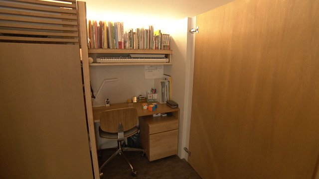 子どもの個室スペース。大きな扉はスぺースを仕切る間仕切りにもなる©MBS