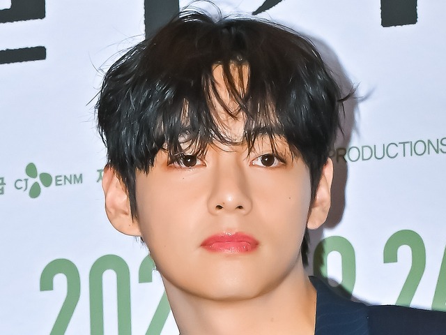 BTS・V、整形外科医が選ぶ「K-POPを代表するビジュアル」1位に輝く！“黄金比フェイス”に大絶賛