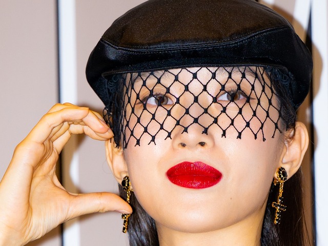 “ほぼ全部見えてる”衣装で話題に！ムン・ガヨン、超タイトパンツでベットに寝そべる姿が「女神」【PHOTO】